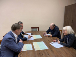 Участник кадровой программы «Защитники. Под крылом Архангела» Сергей Поляков изучает работу транспортной службы